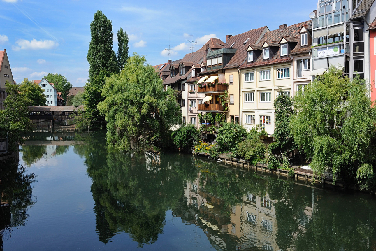 Edifici del centro storico di Norimberga che si specchiano sul fiume Pegnitz