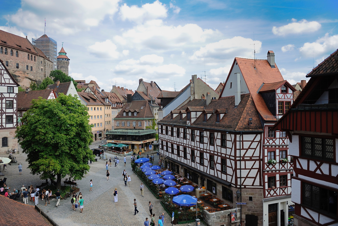 Il centro storico con il Castello Imperiale (Kaiserburg) che domina la collina sullo sfondo