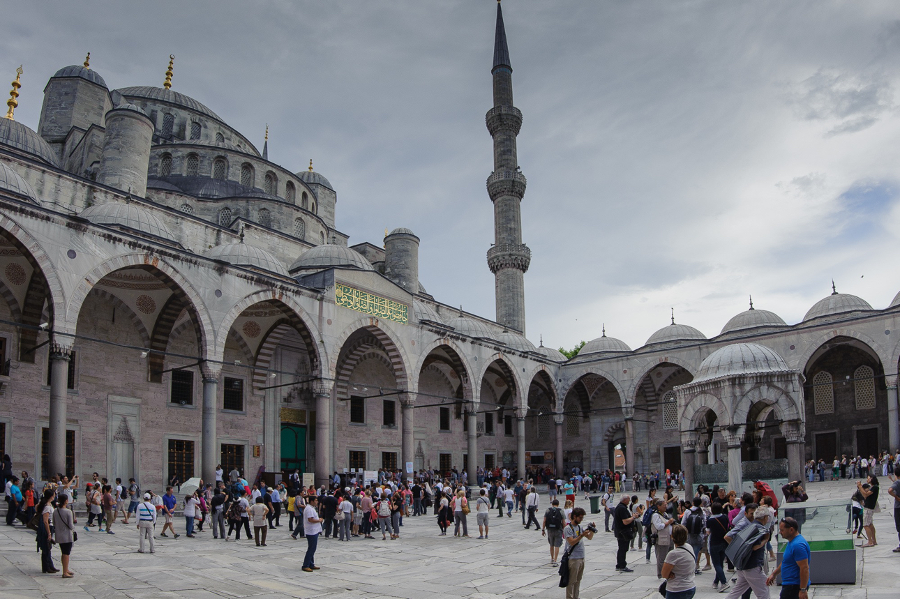 Nel Cortile della Moschea Sultanahmet Camii nota comunemente come Moschea Blu