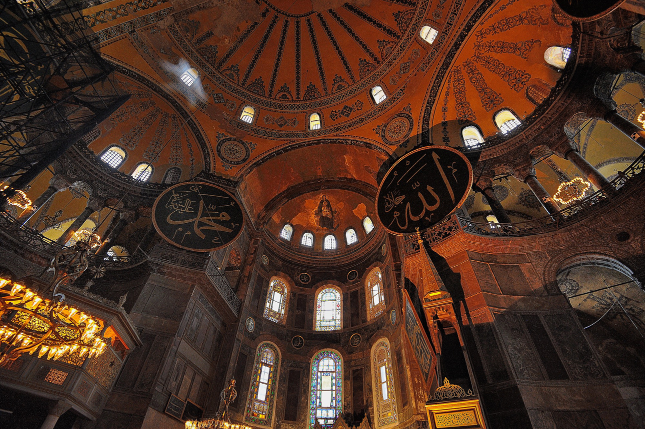 L'interno della Basilica di Santa Sofia