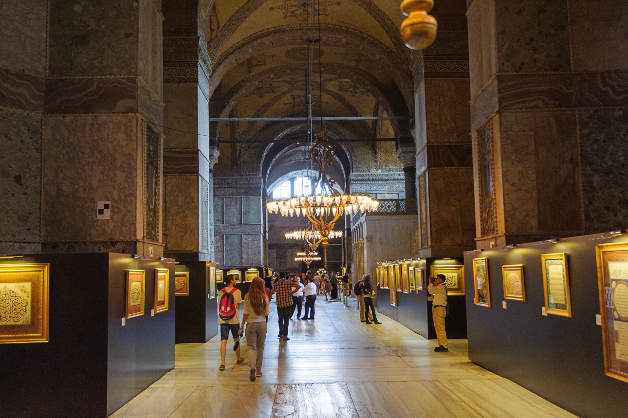 Santa Sofia era originariamente una cattedrale cristiana bizantina, &egrave; stata trasformata in moschea e poi in museo, prima di tornare ad essere una moschea