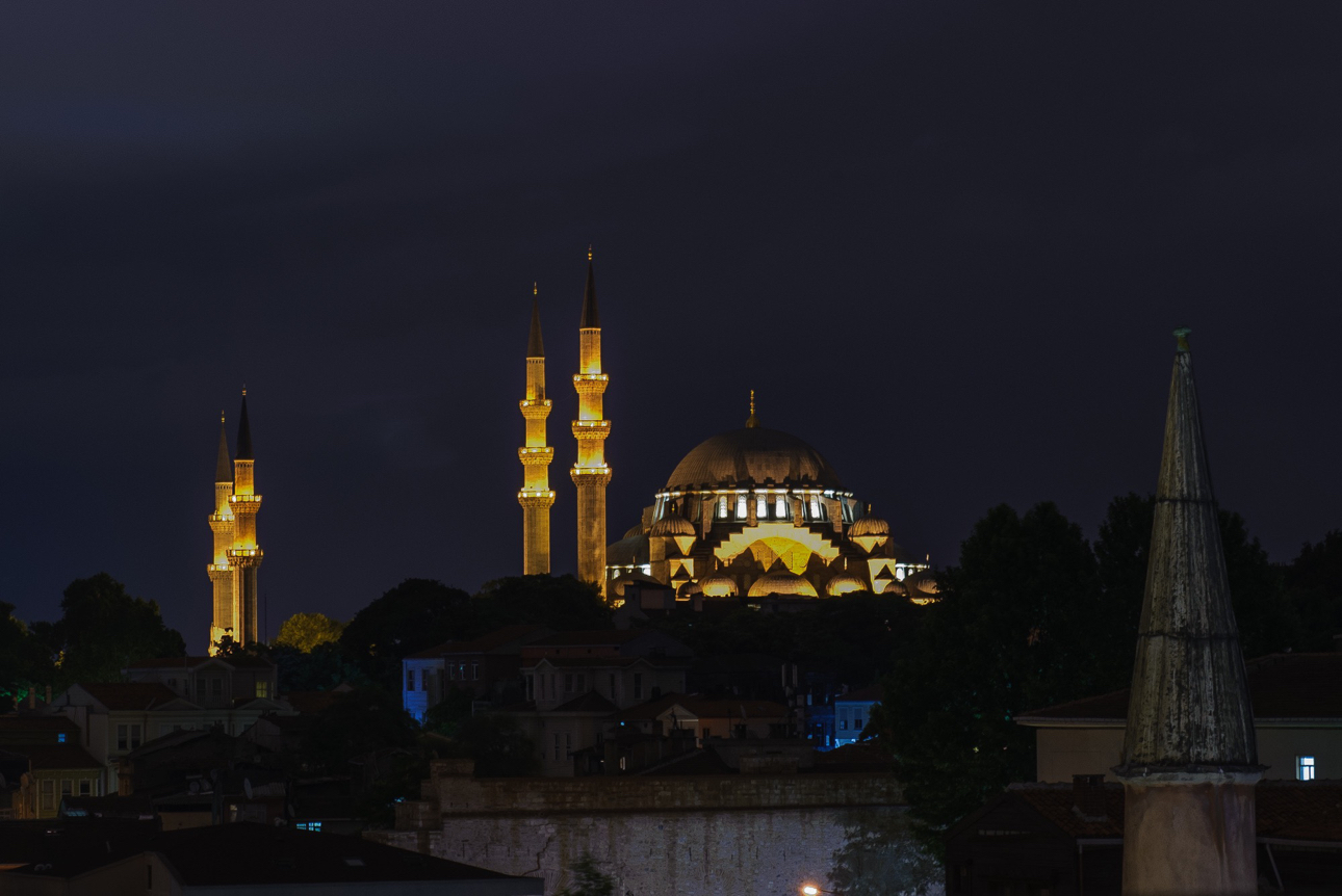Tra una selva di minareti, la Moschea di Solimano in una vista notturna