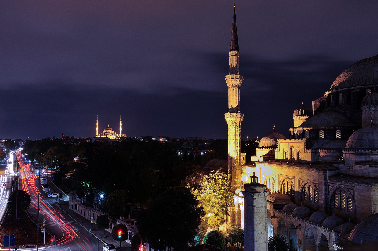 Una vista notturna delle moschee storiche di Istanbul,