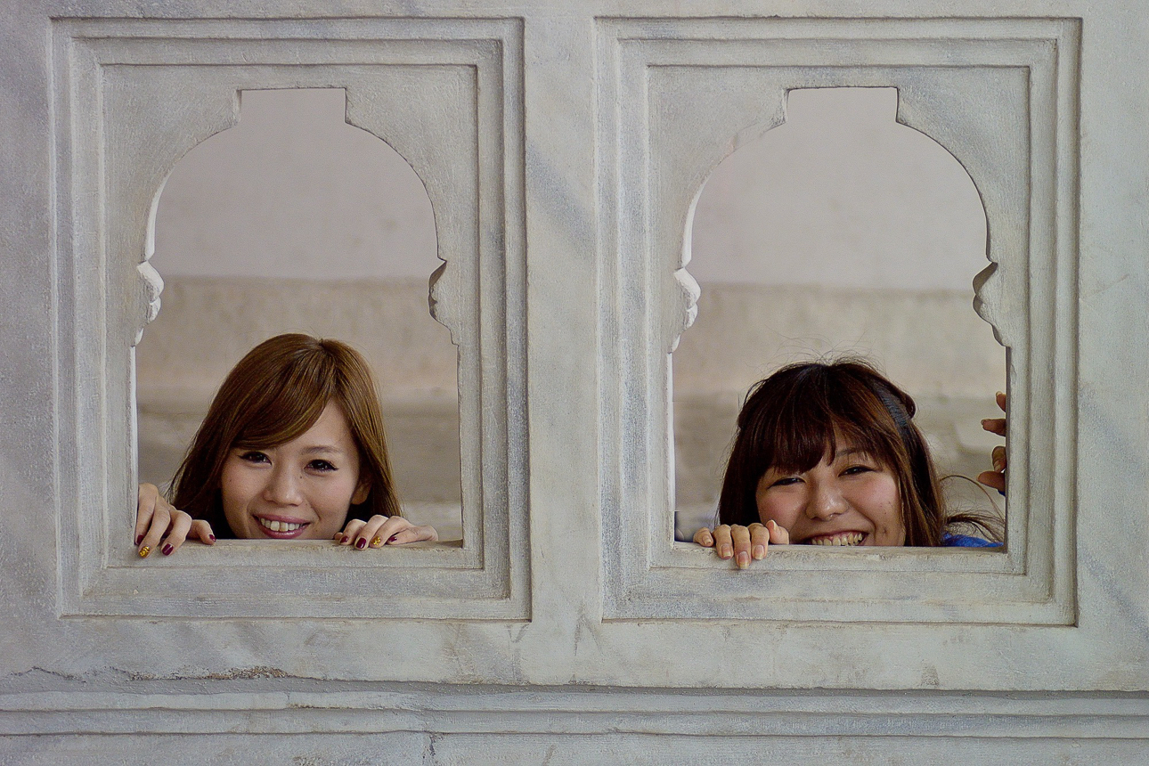 Due giovani turiste asiatiche si sono prestate per un simpatico scatto