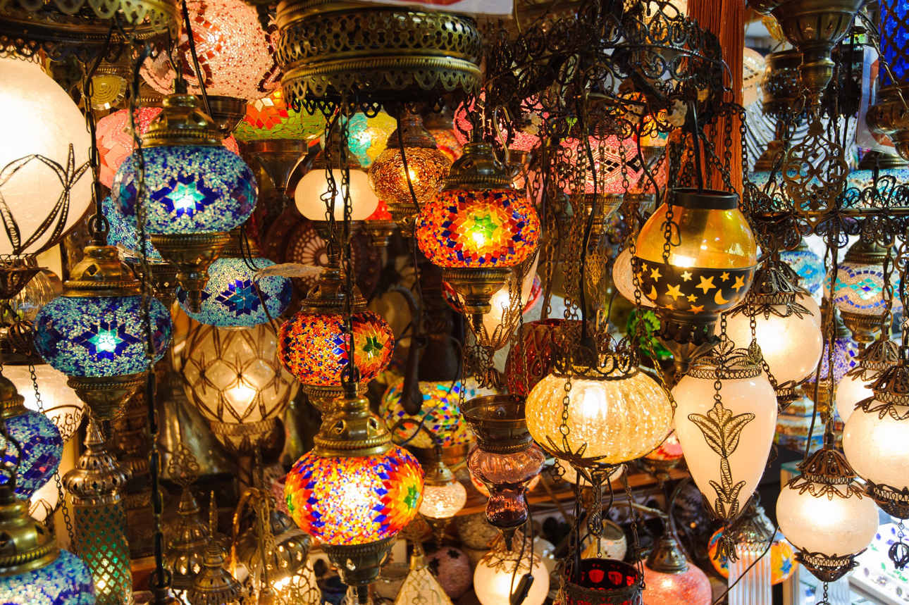 Nel bazar si posso acquistare gioielli, tappeti, souvenir, vestiti e altri oggetti.