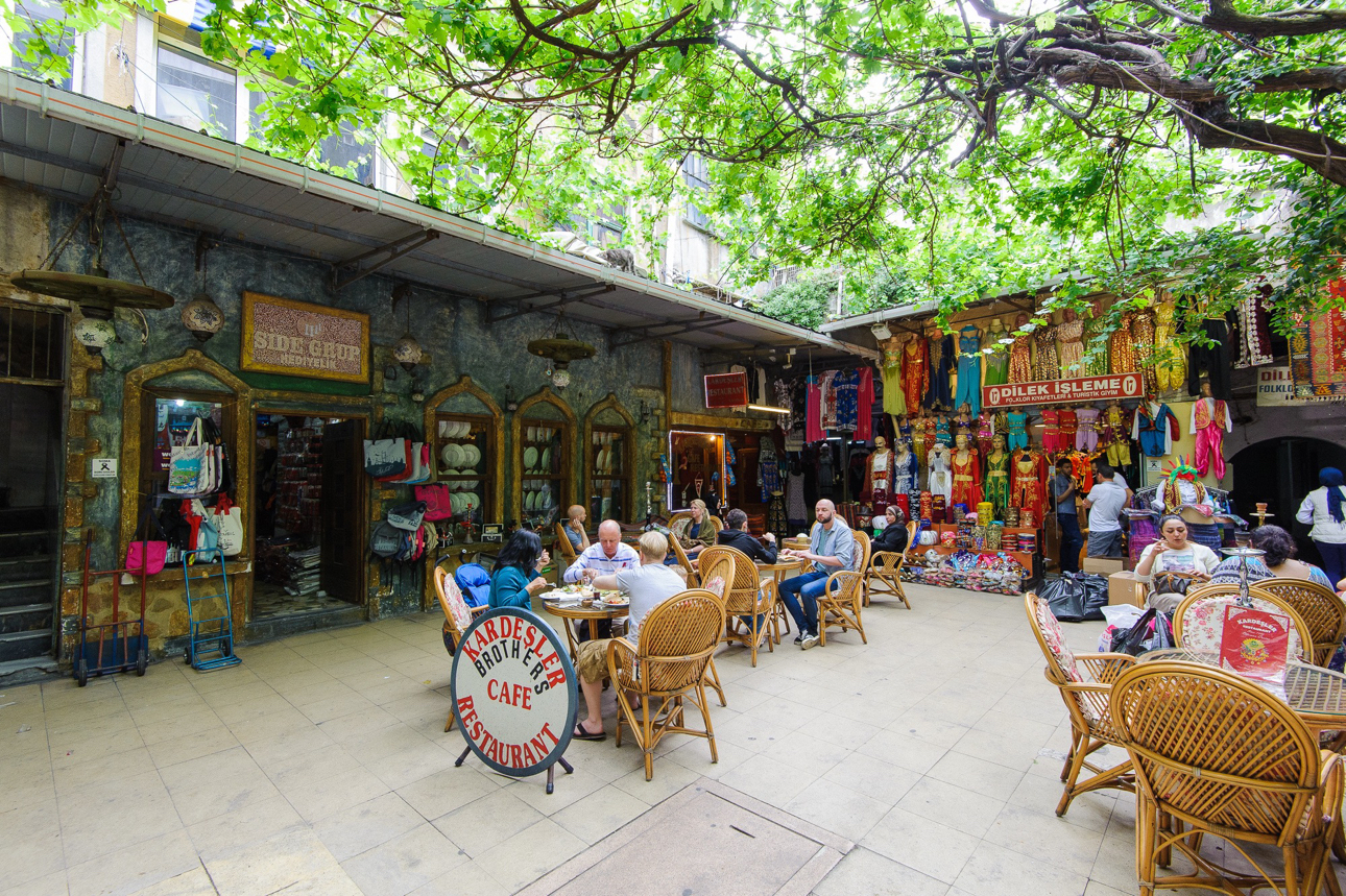 Ma ci sono spazi dove riposare e bere un buon caffe turco