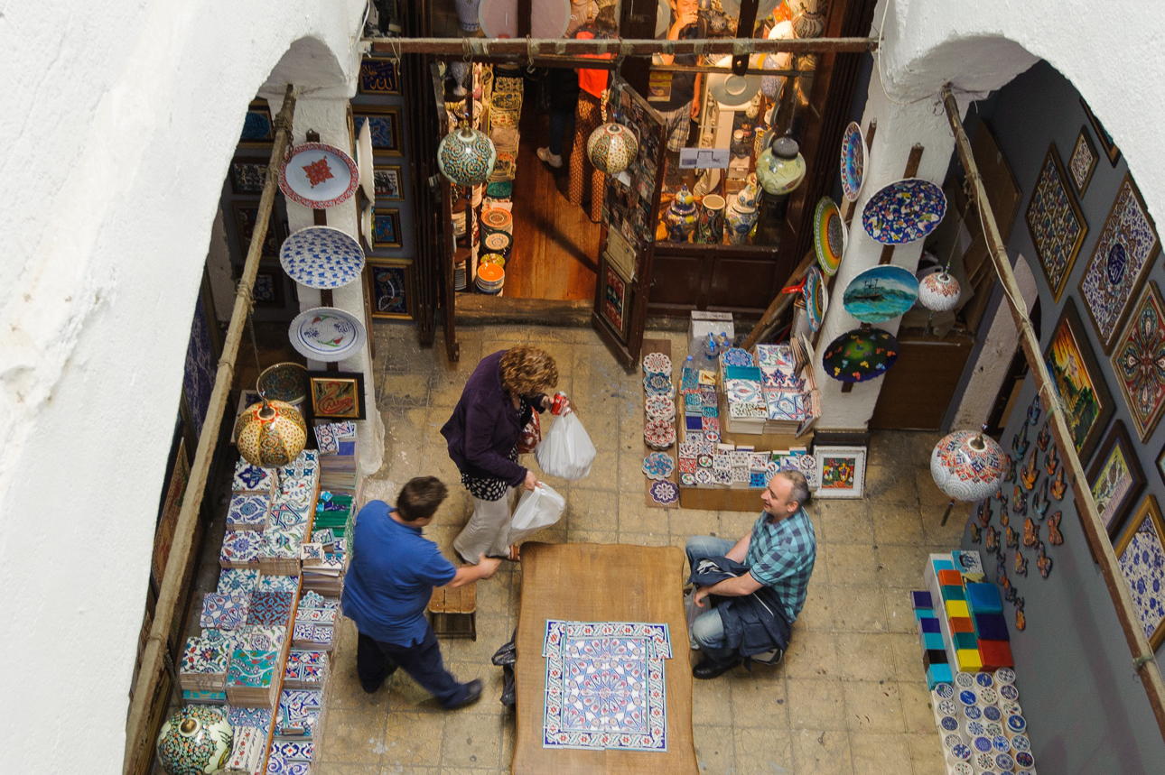 Ma ci sono spazi dove riposare e bere un buon caffe turco