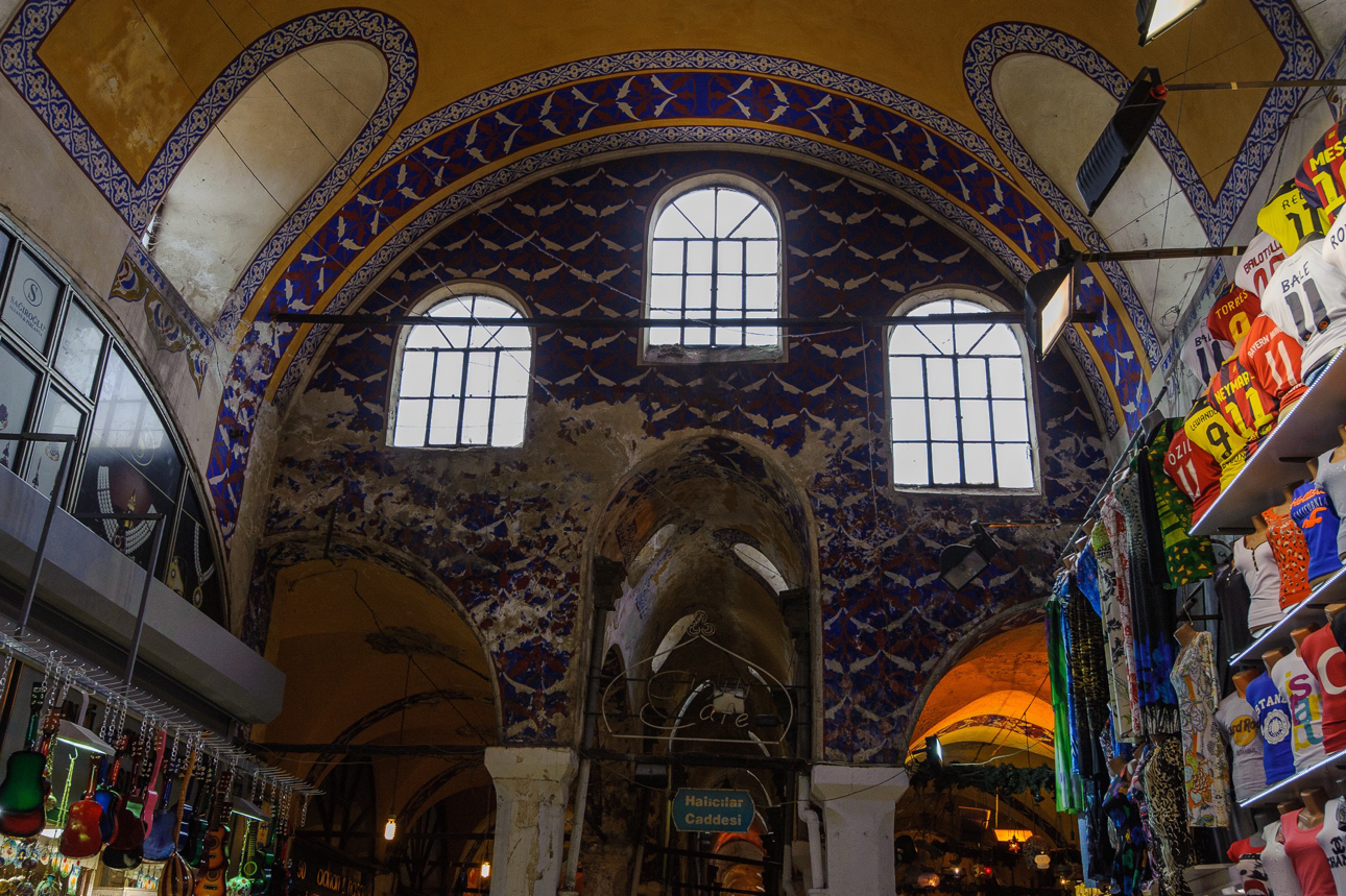 Il mercato &egrave; famoso per la sua architettura ottomana, caratterizzata da soffitti a volta e a cupola con motivi decorativi,