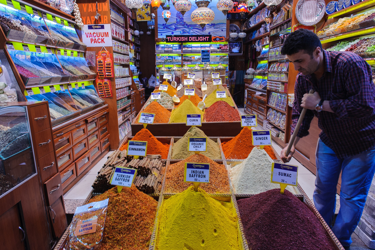 Storicamente, era il centro del commercio delle spezie in citt&agrave;, con merci provenienti dall'Egitto. 