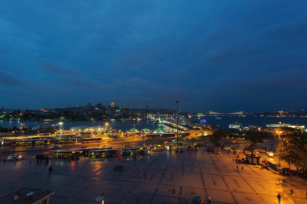 il Corno d'Oro al crepuscolo, con il Ponte di Galata 