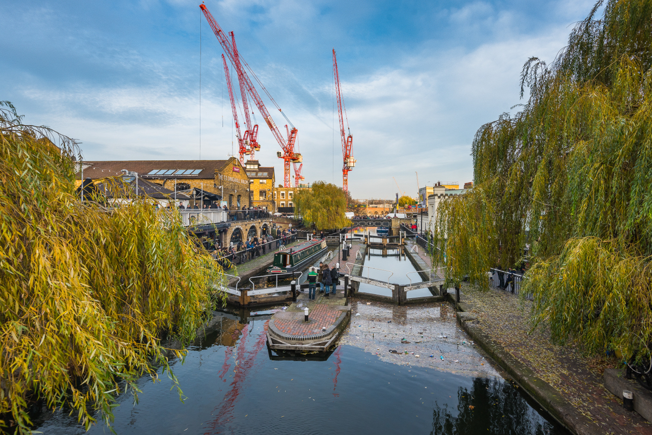 Il Camden Lock, un sistema di chiuse gemelle azionate manualmente sul Regent's Canal
