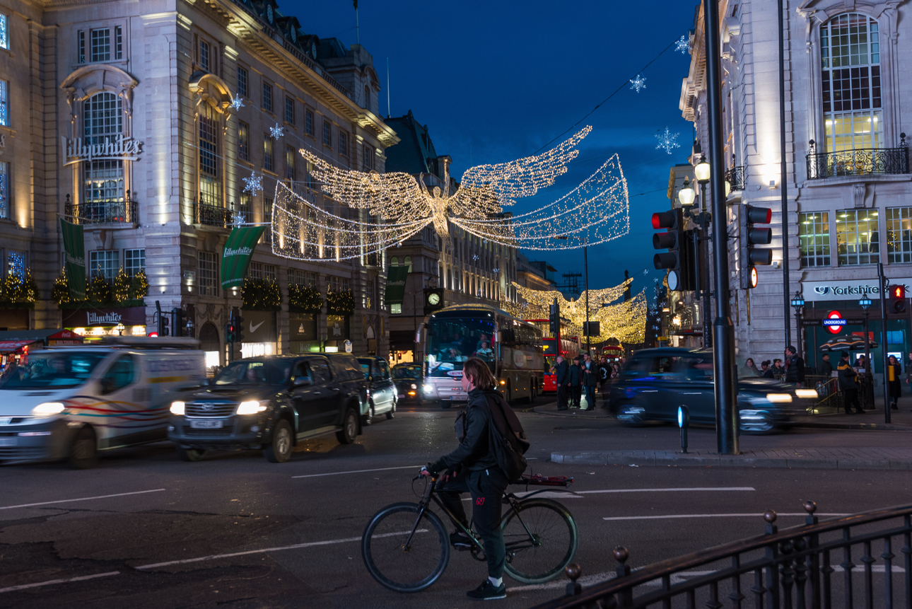 Il traffico in una  Regent Street addobbata per Natale