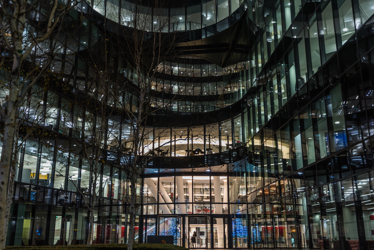 la sede di PwC (PricewaterhouseCoopers), progettata dal rinomato studio di architettura Foster + Partners