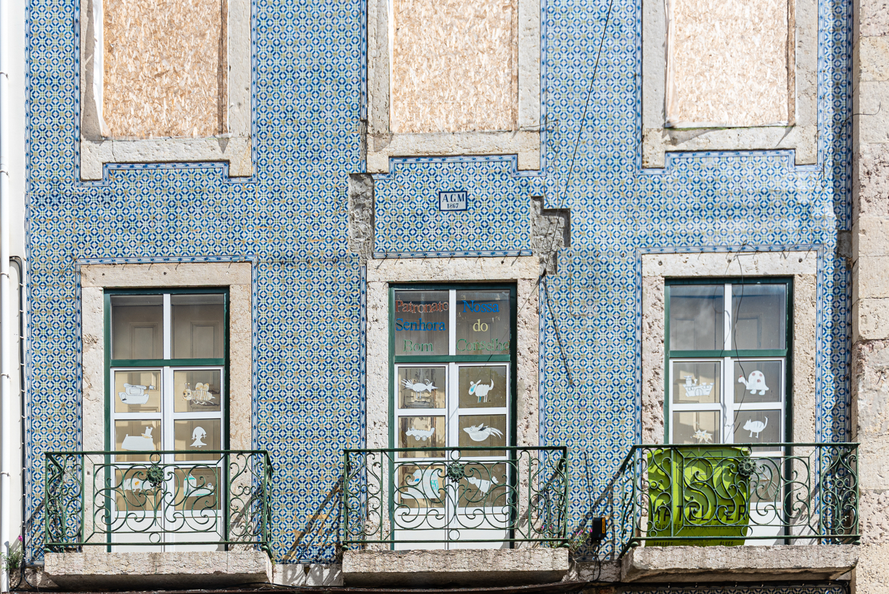 Un edificio decorato con azulejos.