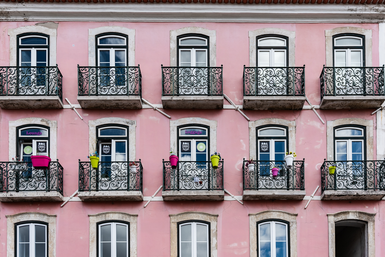 Un altro edificio, questo &egrave; dipinto in una caratteristica tonalit&agrave; di rosa pastello.