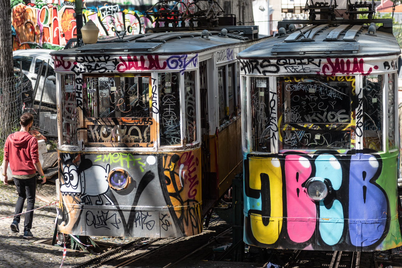 tram funicolari coperti di graffiti 