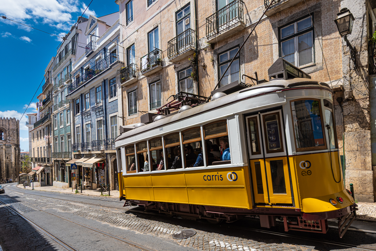 Il famoso Tram 28 di Lisbona, un'icona della citt&agrave;