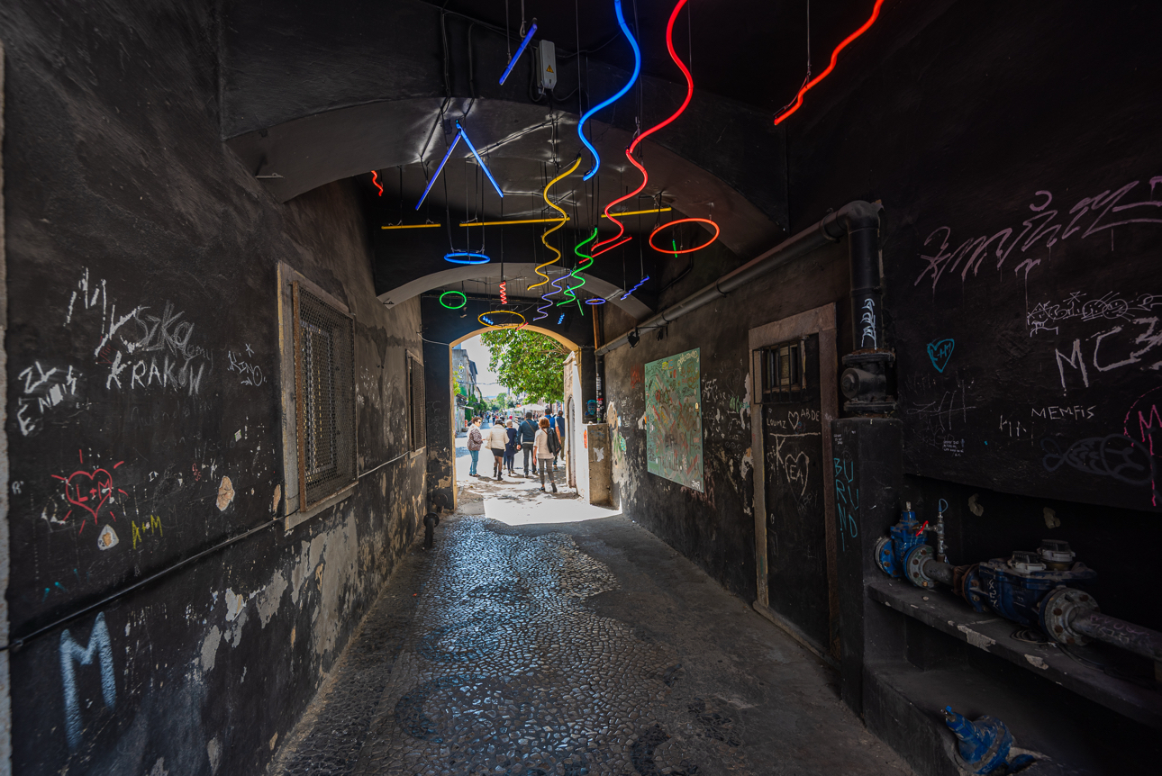 L'ingresso pedonale all'interno dell'LX Factory di Lisbona, un ex complesso industriale trasformato in un rinomato centro culturale e artistico