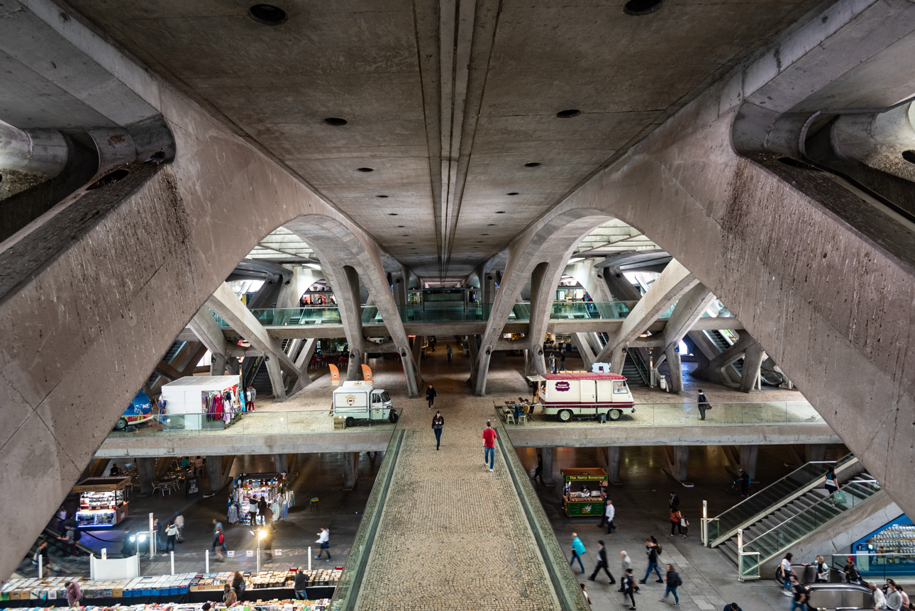 Ancora un'immagine della Gare de Oriente nota per la sua architettura moderna e distintiva, progettata dall'architetto Santiago Calatrava per l'Expo '98. 