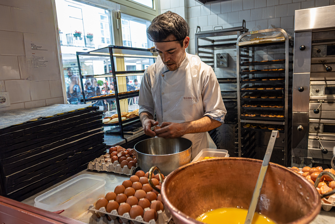 Non dobbiamo dimenticare di assaggiare le Past&eacute;is de nata. Un pasticcere alla preparazione.