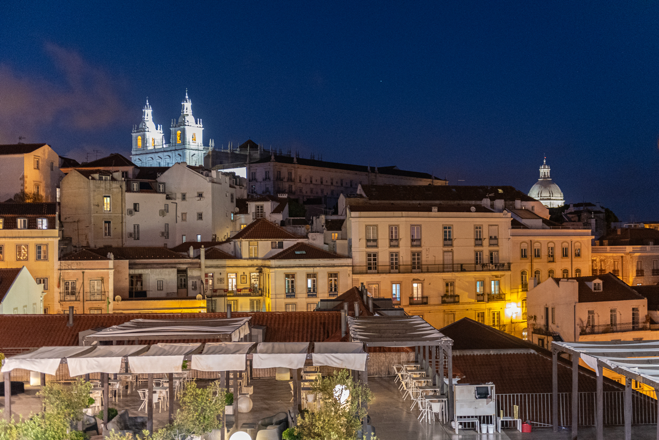 Una vista notturna sul quartiere storico di Alfama