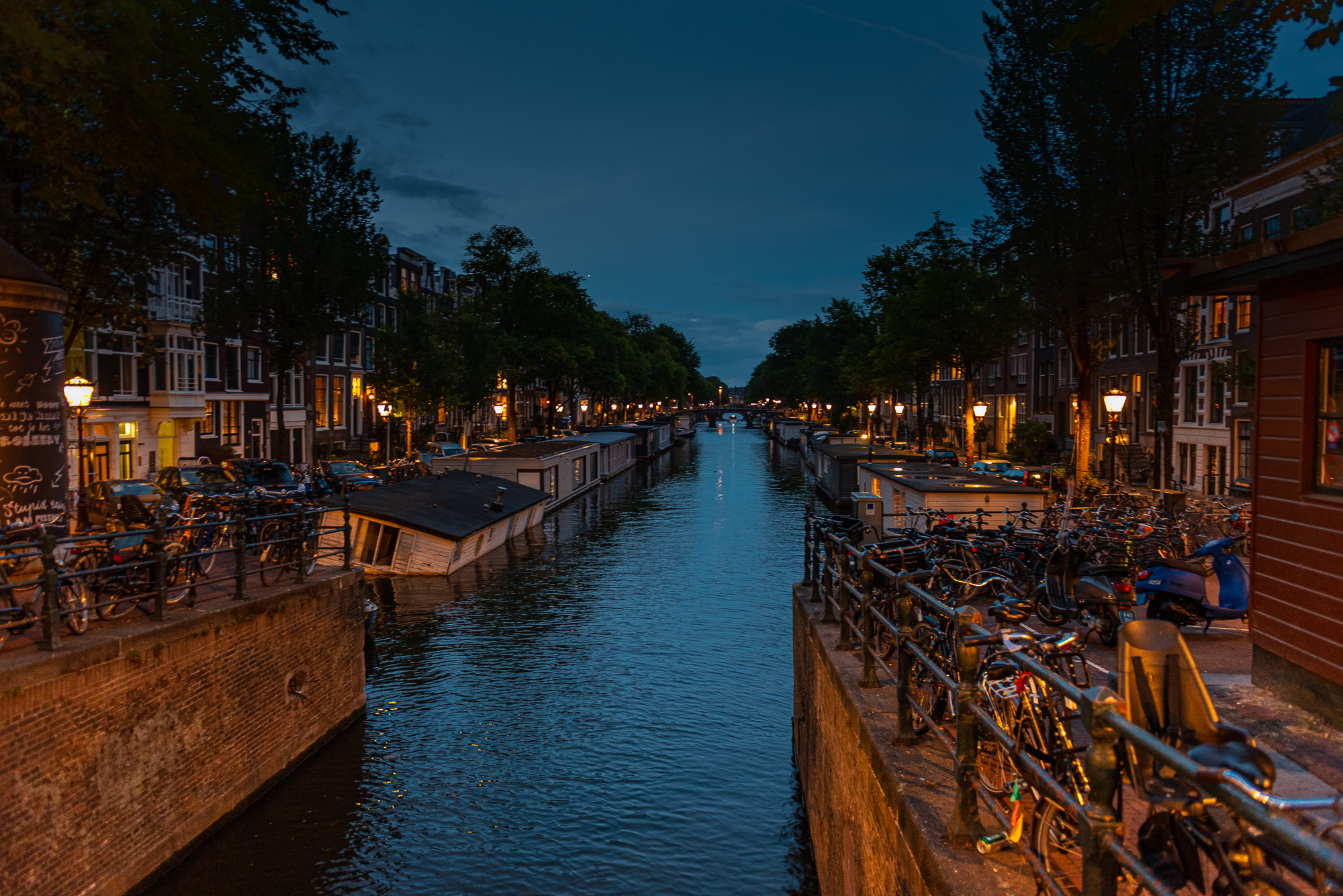 Caratteristici  i ponti e le numerose case galleggianti adibite ad abitazioni o alloggi turistici.