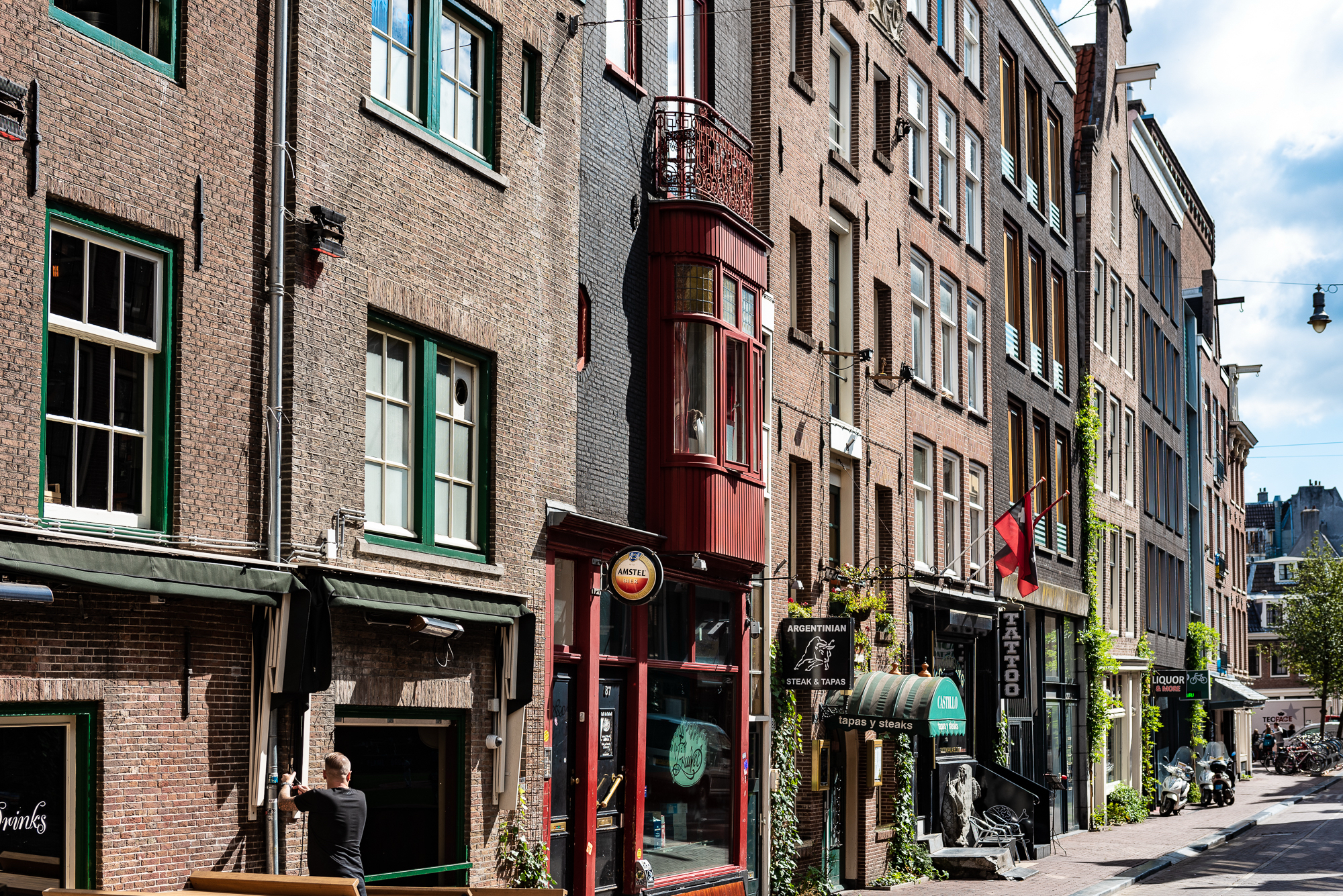 La Reguliersdwarsstraat 89, nota per i suoi edifici storici e per i locali notturni e ristoranti