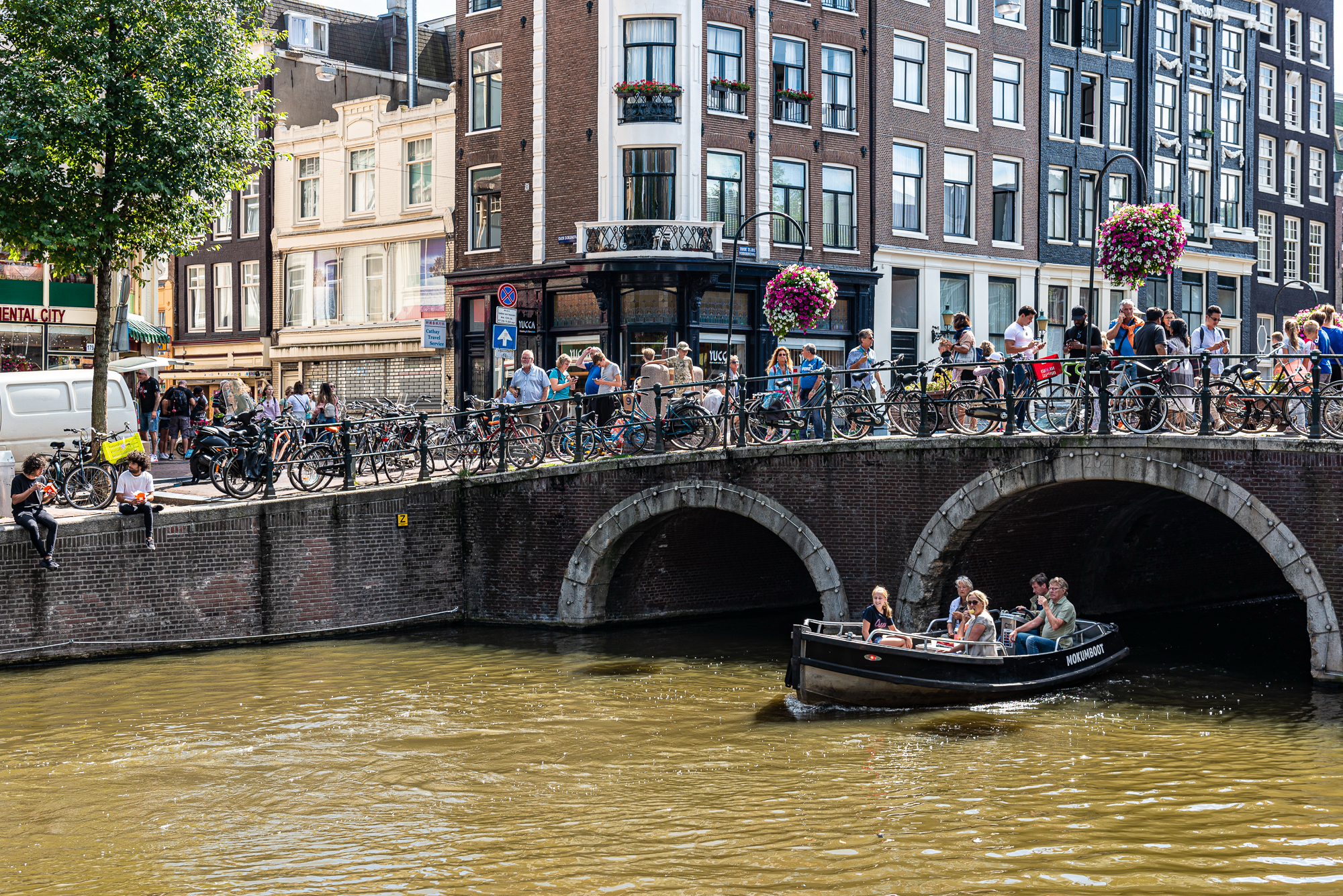 Un tipico paesaggio urbano di Amsterdam