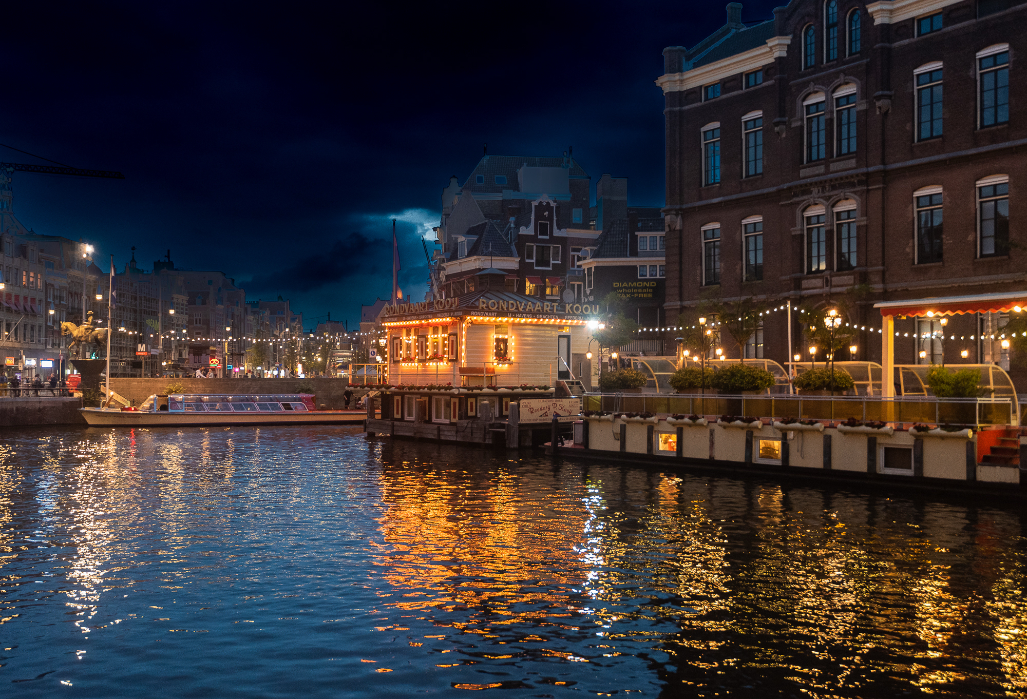 L'illuminazione notturna crea riflessi suggestivi sull'acqua del canale