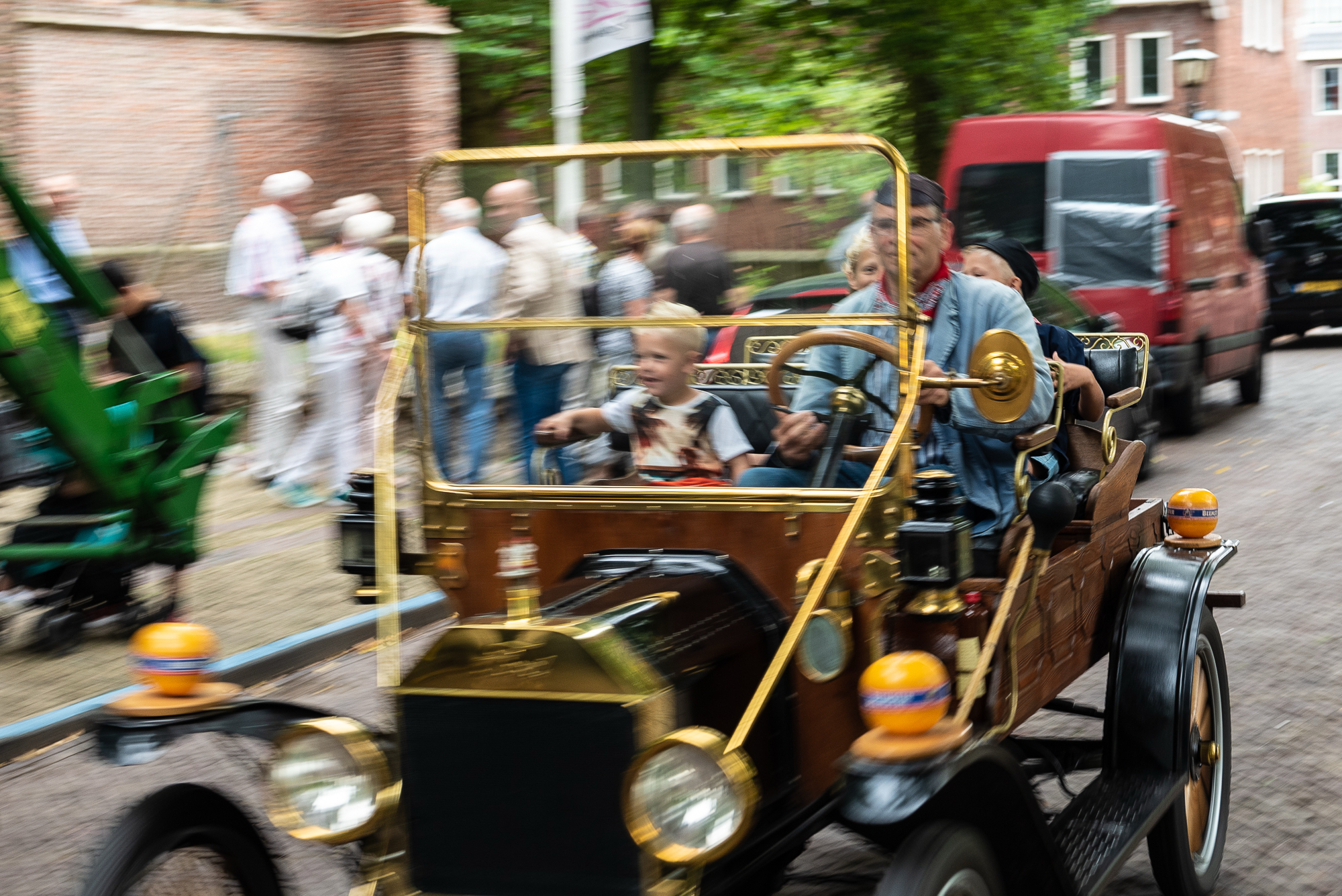 Una famiglia in auto d'epoca